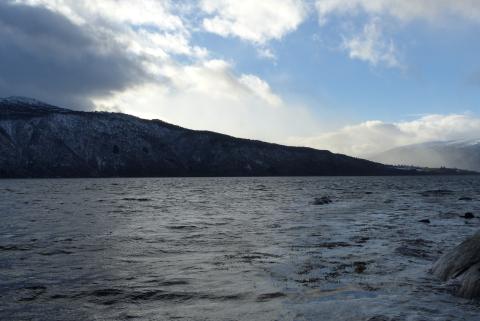 Vangsnes og landet innover mot Feios. Doktorbåten dreiv i land der det er bratt og brådjupt.