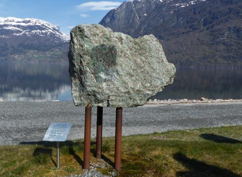 Fylkessteinen til Sogn fylke (1763-2020), også kommunesteinen til Vågsøy kommune (1964-2020), utstilt på Jostedal nasjonalparksenter i Oppstryn.