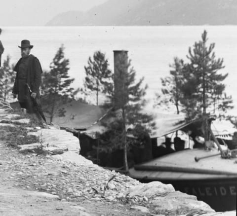 Dampbåten «Faleide» ved Postvegbryggja på Faleide kring 1895 (utsnitt). Båten er pynta med «grønt», 5-6 småfurer. Biletet er teke før «Faleide» fekk overbygg og tunnare skorstein.