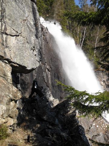 Tvinnefossen, Randabygda i Stryn.