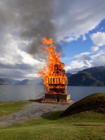 Jonsokbål på Knausen i Leikanger.