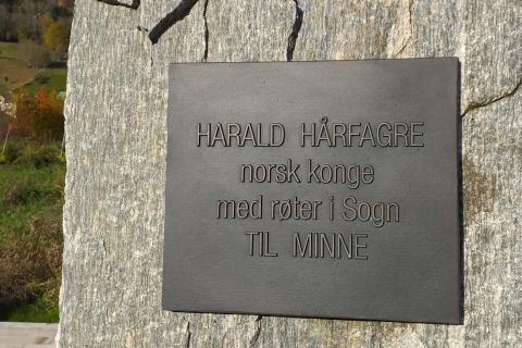 Innskrift på minnesteinen: HARALD HÅRFAGRE norsk konge med røter i Sogn TIL MINNE