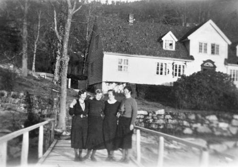 Elevar på den kommunale husmorskulen på garden Alværa i Lavik. Gunda Stigedal, Jenny Rysjedal, Hjørdis Risnes, Ragna Hellebø. (1936-1937).