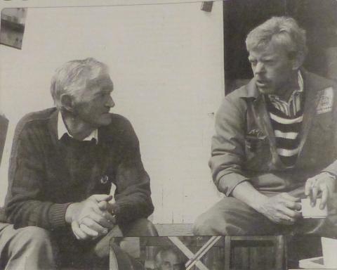 Pause i arbeidet med å leggja om frå olje til solenergi sommaren 1994. Bjarne Stadheim, tilsynsmann i mange år, var nedom ein tur og slo av ein prat med Hilmar Teige.