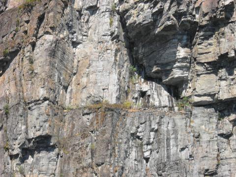 Gullkista eller Gullkistehelleren i Ulvedalsfjellet, Stryn kommune.