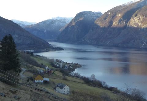 Frå garden Kvam i Aurland, med utsyn innover fjorden mot Flåm. Historikaren Anders Ohnstad (1911-2007) meiner det var her Aud den djuptenkte «trødde sine barneskor.»