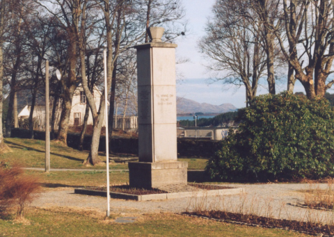 Krigsminnesmerket i parken ved Florø kyrkje over falne frå kommunane Florø, Kinn, Bru og Eikefjord.