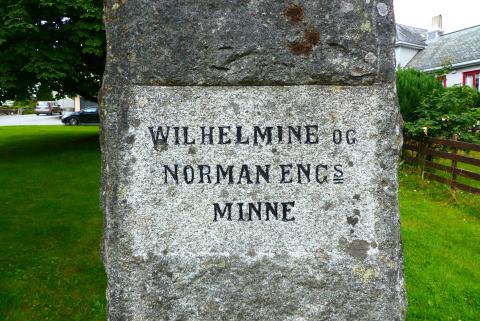 WILHELMINE OG NORMAN ENG’S MINNE. Innskrift på minnesteinen i Volda.