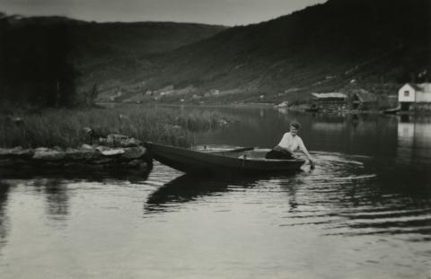 Elen Loftesnes i båt på Dalavatnet i Sogndalsdalen, der ho hadde hytte.