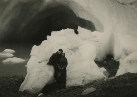 Elen Loftesnes og Mathilde Pettersen på tur til Nigardsbreen i Jostedalen, på 1930-talet eller tidleg 1940-tal.