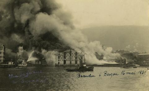 På biletet står det skrive "Elen Loftesnes Sogndal, Branden  i Bergen 16. mai 1930". Det ser ut til at Loftesnes har teke dette biletet medan ho var i læretid i Bergen.