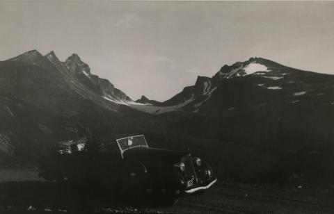 På biltur med fotoaparatet. Skagastølstindane i Jotunheimen i bakgrunnen.