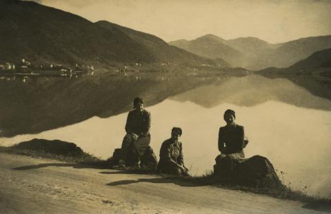 Mathilde Pettersen og Elen Loftesnes på tur med ukjend veninne (til høgre).