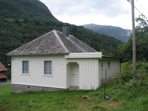 Bedehuset i Feios, bygd 1941. Tilbygget er frå 1970. Biletet er teke med utsyn oppover dalen, mot sør. Til venstre i biletet, på austsida av dalen, ser me litt av garden Tveit.
Hans og Anna Berdal gav fri tomt. I 2006 gav Kari Samland eit tilleggsstykke til parkeringsplass.