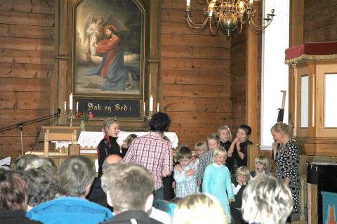 Kvardagsskulen (søndagsskule) syng i kyrkja ein søndag i oktober 2008. Frå venstre: Randi Fedje Hjortland, Inge Eikeland, Vilde Sætre Samland, Johan Fedje, Ingvild Fedje, Amalie Fedje, Agathe Fedje, Lars Brekke, Harald Brekke.