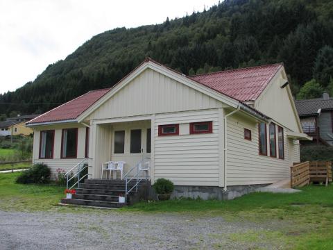 Bedehuset står på garden Tynning, om lag 3 km frå Brekke sentrum.