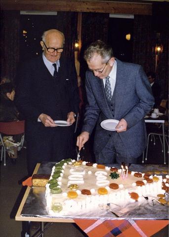 Frå jubileumsfest 1998. Bedehuset 25 år. Johs J. Takle (venstre), formann i byggjenemnda 1973, og sokneprest Olav Rossabø som vigsla huset i 1973.