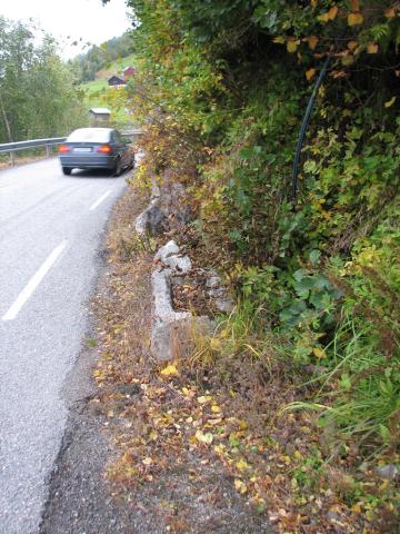 Drikeksteinen på Havella attmed vegen mellom Dale og Skjolden. 