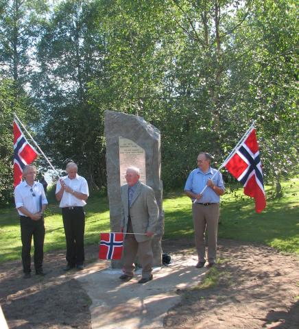 Jostein Aase, son til vegoppsynsmann John G. Aase, brøytestikka sin far, framfor minnesteinen. Aase fylte 80 år 5. juli, dagen etter avdukinga.