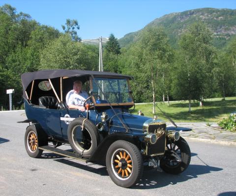 Firda Billag sin gamle Adler frå 1912.