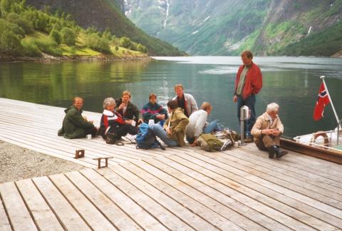 På bryggja i Styvi. Herifrå gjekk ein liten stubbe av postvegen Christiania - Bergen innover Nærøyfjorden til Bleiklindi rett over frå Bakka, innom inste neset på biletet. Vegen vert i dag nytta som turveg.
