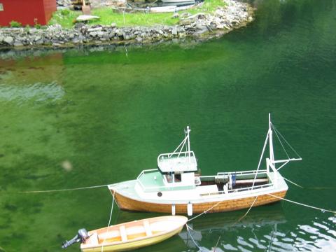 Fiskebåten og lettbåten til bonden på Mula. I gamle dagar kunne silda stå så tett i denne sandbukta at båtane måtte flyttast.