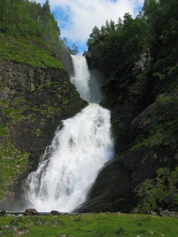 Den 92 meter høge fossen er alltid vasskvit og hyllene dannar vassføyke. Fossen har ei stor hylle midt på og 2-3 mindre i nedre delen.