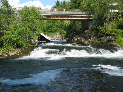 Eit striare parti av Anga ved Prestefossbrua. Gamlebrua, som no er gangbru, stør seg på ein bergknaus midt i fossen (knausen til høgre). Bilbrua ligg bakom gangbrua.