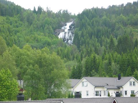 Vi ser Halbrendsfossen i elva frå Bekkjavatnet. Truleg er denne fossen opphavet til elvenamnet Hundsrasta: "Fiskeplasselva som syd og kokar". 