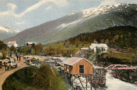 Dette Fauske-biletet frå ca. 1910 viser gamlebrua og eit sagbruk i Prestefossen.