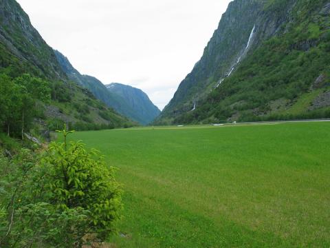 Våtedalen med utsyn mot nord. Grensa mellom Jølster kommune og Gloppen går på tvers av dalen. midt i.