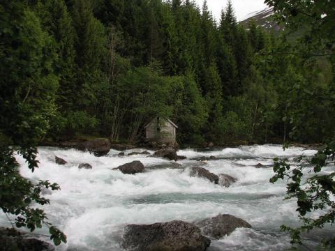 Kraftstasjonen til Botnafossen kraftlag sett frå nordsida av elva (der riksvegen går).