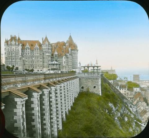 Fotografiet og dei magiske lanterne ga folk høve til å studere fjerne stader på nært hald. Her ser vi ein handkolorert fotografisk slide som syner Chateau Frontenac i Quebec slik det såg ut i 1895.