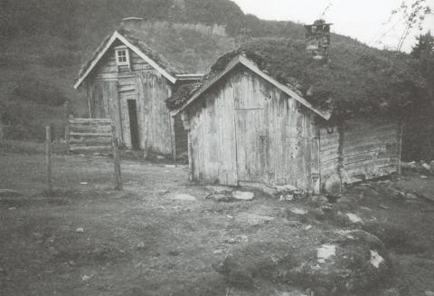 Randaselet og Jørnselet på Randastølen. Jørnselet skal vera svært gammalt, kanskje frå tida då stølen vart bygd. Randaselet vart bygt i 1905.