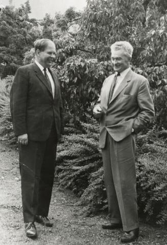 Kommunalminister Helge Seip (venstre) og fylkesmann Nikolai Schei i Fylkesmannsgarden 4. august 1967. Seip var i slekt med fylkesmann Hans Seip.