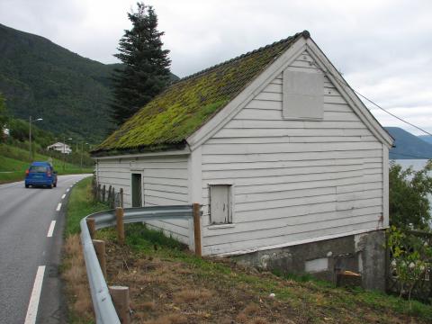 <p>Det f&oslash;rste &rdquo;Statens Hus&rdquo; p&aring; Leikanger 2009, kloss i riksvegen, n&aelig;rast utilgjengeleg, f&oslash;respikra vindauga og mosegrodd tak. Eit administrasjonshistorisk sv&aelig;rt interessant hus.</p>