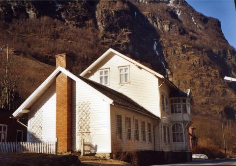 Bygningen som frå kring 1890 til ut i 1960-åra hadde namnet Vikingvang Hotel, sett mot nord. Hovudbygningen er frå kring 1880. Spisesalen var i påbygget i famgrunnen, oppsett kring 1900. Skorsteinspipa vart sett opp i nyare tid. 

