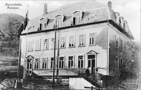 Kommunehuset Heradsheim i Måløy i 1917 etter at Firdabrannen same året. Brannen byrja i Firda Canning Co som låg på Torgkaia. Fleire andre bygningar strauk med. Heradsheim, bygd i 1914, vart stygt skadd.