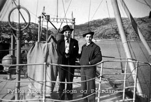 Gunnvald Sundsøy (f. 1939) (venstre) og Kåre Steinar Frøyen (f. 1935) om bord på ”Clupea”. Biletet er teke i Smørhamn, staden der sildoljefabrikken var stasjonert, på austsida av Smørhamnsøy der ferjestaden Smørhamn er no (2010).