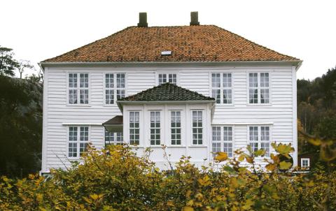 I året 1803 bygde Michael Sundt Tuchen om det våningshuset i den tids embetsmannsstil. Huset står i Måren den dag i dag.