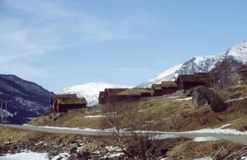 Sela på Breng ligg med gavlen mot Lovatnet. Vegen gjennom Lodalen passerer like forbi setra. Vi ser nordover i dalen.
