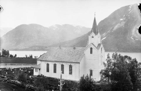 Utvendig er Helgheim kyrkje ei klassiske og vanlege 1800-tals kyrkje å sjå til. Tårnet er bygt inn til vestveggen og med sine møne på fire kantar er det med på å gi kyrkja eit svært pent preg.