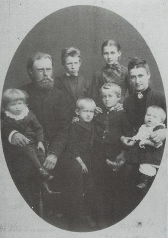 Familien Kloumann: Hans Henrik Gerhard (1848-1891),  Regina Augusta Emilia Uchermann (f. 1850), borna Anna (f. 1875), Carsten Vilhelm Anker (f. 1876), Sverre (f. 1881), Finn (f. 1882), Halvdan (f. 1886)  og Toralf (f. 1890).
