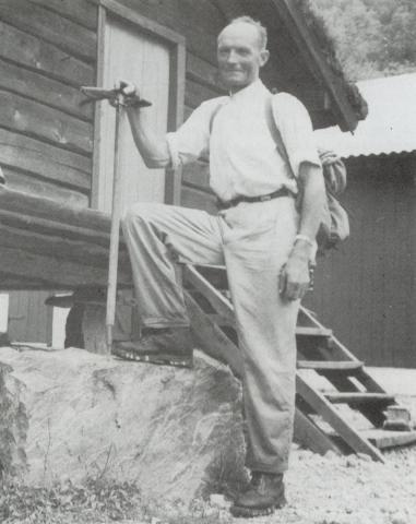 Anders K. Tjugen (1895-1965) var i mange år tilsynsmann for Skålatårnet. Han er kanskje den av kontaktane i Loen som har flest turar til Skåla. I tillegg var han med og førte folk over breen.
