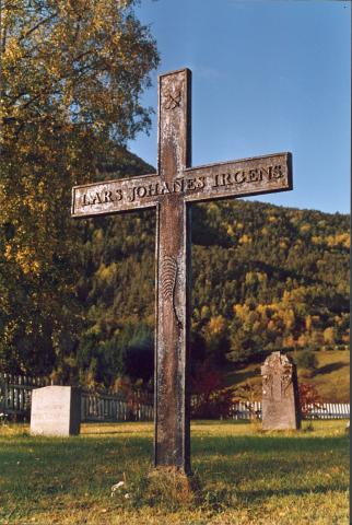 <p>Krossen p&aring; grava til sorenskrivar og eidsvollsmann Lars Johannes Irgins p&aring; den gamle kyrkjegarden i Solvorn.&nbsp;</p>