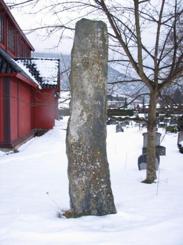 <p>Minnesteinen over eidsvollmannen Nils Loftesnes, ved Stedje kyrkje, Sogndal.&nbsp;</p>