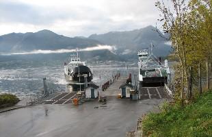 <p>Hella ferjekai oktober 2006. Me ser to ferjer i omtrent i same posisjon som ferjene p&aring; postkortet 1957. &rdquo;L&aelig;rdal&rdquo; er i ferd med &aring; leggja til kai p&aring; Dragsvik-plassen. &rdquo;Gulen&rdquo; er p&aring; veg inn til Vangsnes-plassen.&nbsp;</p>