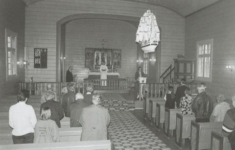 Frå ei gudsteneste i Vevring kyrkje våren 1996. Oppe i biletet kan ein sjå votivskipet frå 1930-åra, som er ein kopi av Najaden. Den er laga av ein sjømann som var pasient på Sandviken Sykehus, og er ei gåve kyrkja mottok i 1984. Preikestolen i tre er frå 1846.
