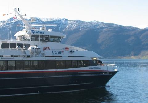 <p>Fjord1 sin b&aring;t &laquo;Fjordtroll&raquo; legg fr&aring; Leikanger kai 1. mai 2012. B&aring;ten f&oslash;rer NORLED sitt flagg, Det Stavangerske Dampskibsselskab sitt rederiflagg fr&aring; 1903. NORLED leigde to b&aring;tar av Fjord1 i to m&aring;nader.</p>