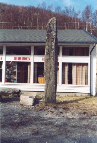 1905-steinen i Ortnevik står på same staden som han vart reist kort tid etter 1905, men landskapet rundt han er endra. Folkebutikken vart bygd i 1980-åra. 
